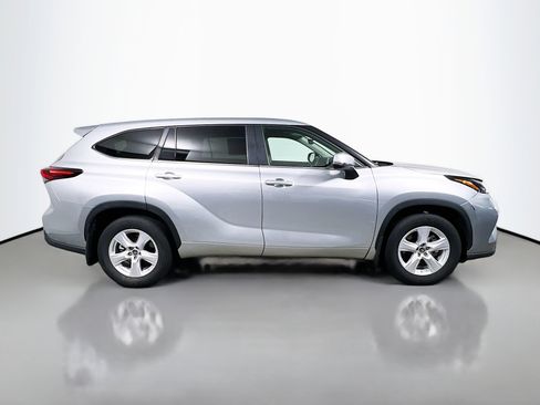 Used 2024 Toyota Highlander LE image 3