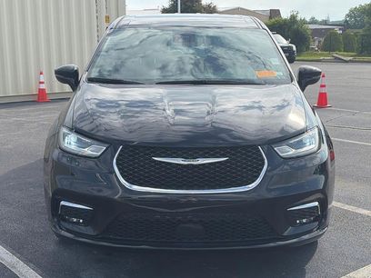 Used 2025 Chrysler Pacifica Select