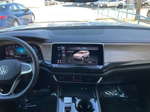 Used 2025 Volkswagen Atlas SE image 18