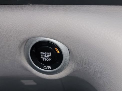 Used 2017 Chrysler Pacifica Touring-L image 18