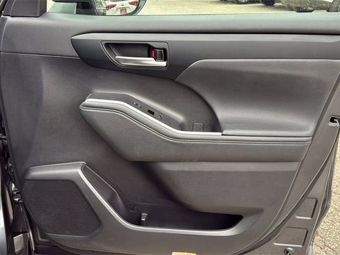 Used 2023 Toyota Highlander XLE image 45