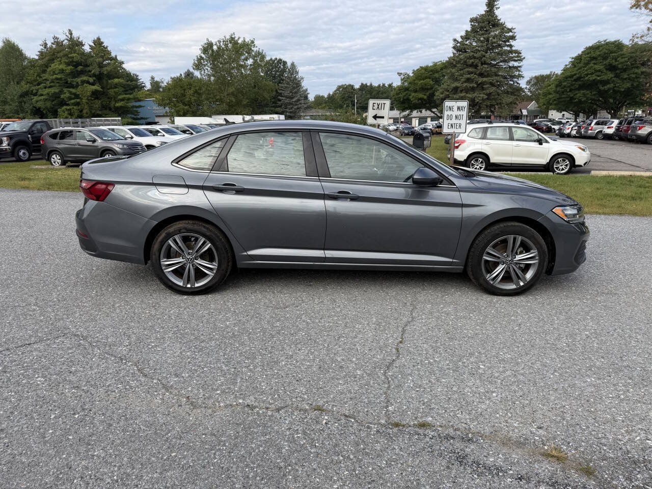 Used 2024 Volkswagen Jetta SE FWD image 6