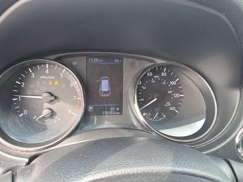 Used 2018 Nissan Rogue SV w/ Premium Package image 16