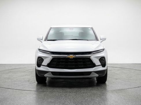 Used 2025 Chevrolet Blazer LT FWD image 2
