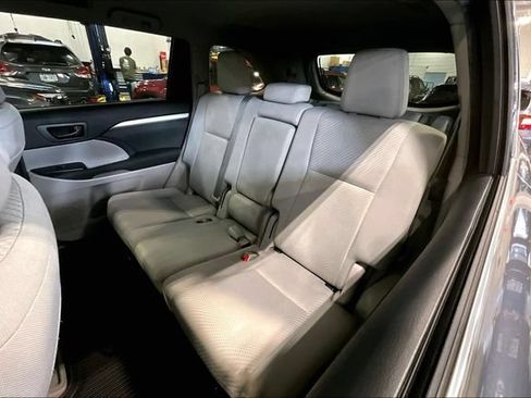 Used 2019 Toyota Highlander LE AWD/4WD image 26