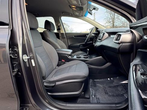 Used 2017 Kia Sorento LX image 7