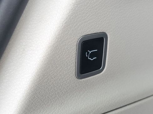 Used 2024 Chrysler Pacifica Touring-L FWD image 9