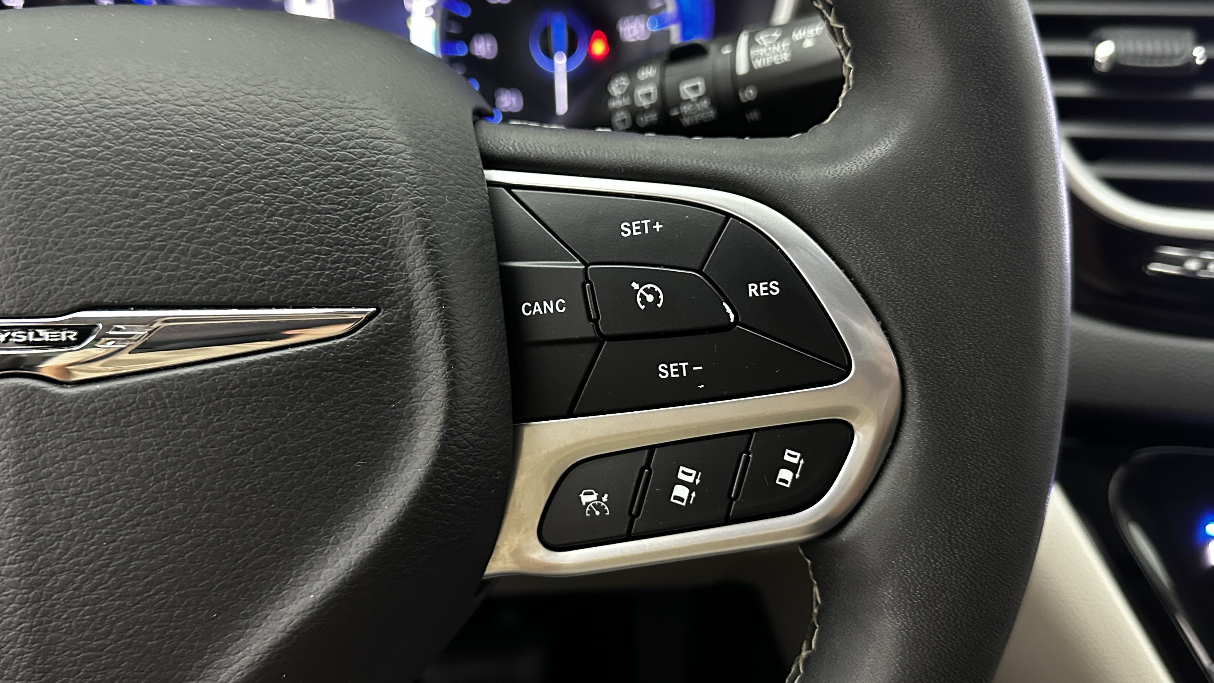 Used 2024 Chrysler Pacifica Touring-L FWD image 21