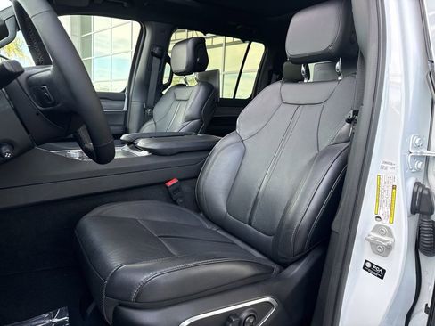 Used 2024 Jeep Wagoneer L Series III w/ Premium Group I image 12