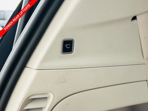 Used 2023 Chrysler Pacifica Touring-L FWD image 11