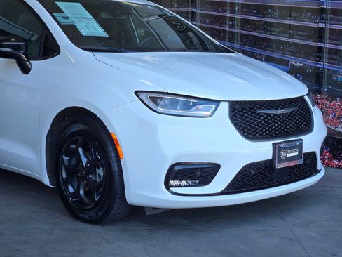 Used 2024 Chrysler Pacifica Limited FWD image 2