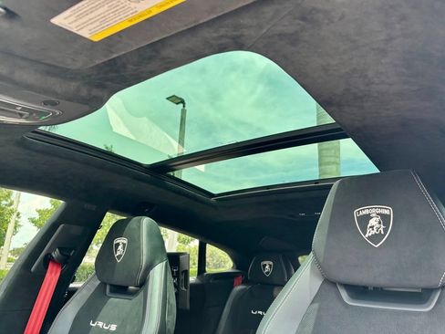 Used 2024 Lamborghini Urus Performante AWD/4WD image 33