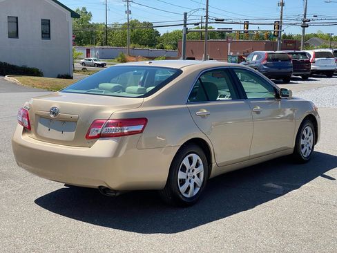 Used 2011 Toyota Camry LE FWD image 3