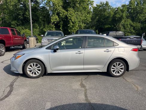 Used 2024 Toyota Corolla LE w/ LE Convenience Package FWD image 2