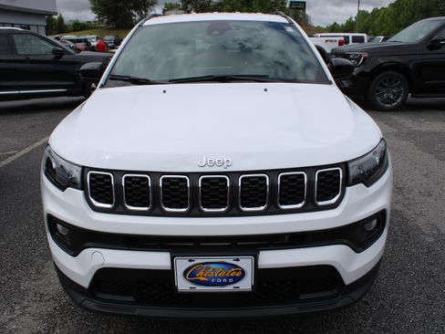 Used 2024 Jeep Compass Latitude AWD/4WD image 3