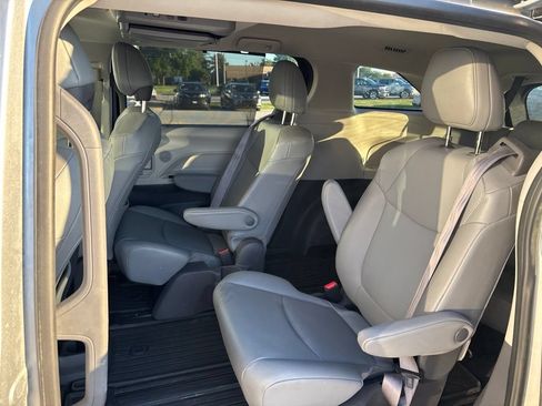 Used 2021 Toyota Sienna XLE w/ XLE Plus Package FWD image 5