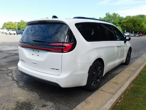 Used 2024 Chrysler Pacifica Limited w/ S Appearance Package FWD image 4