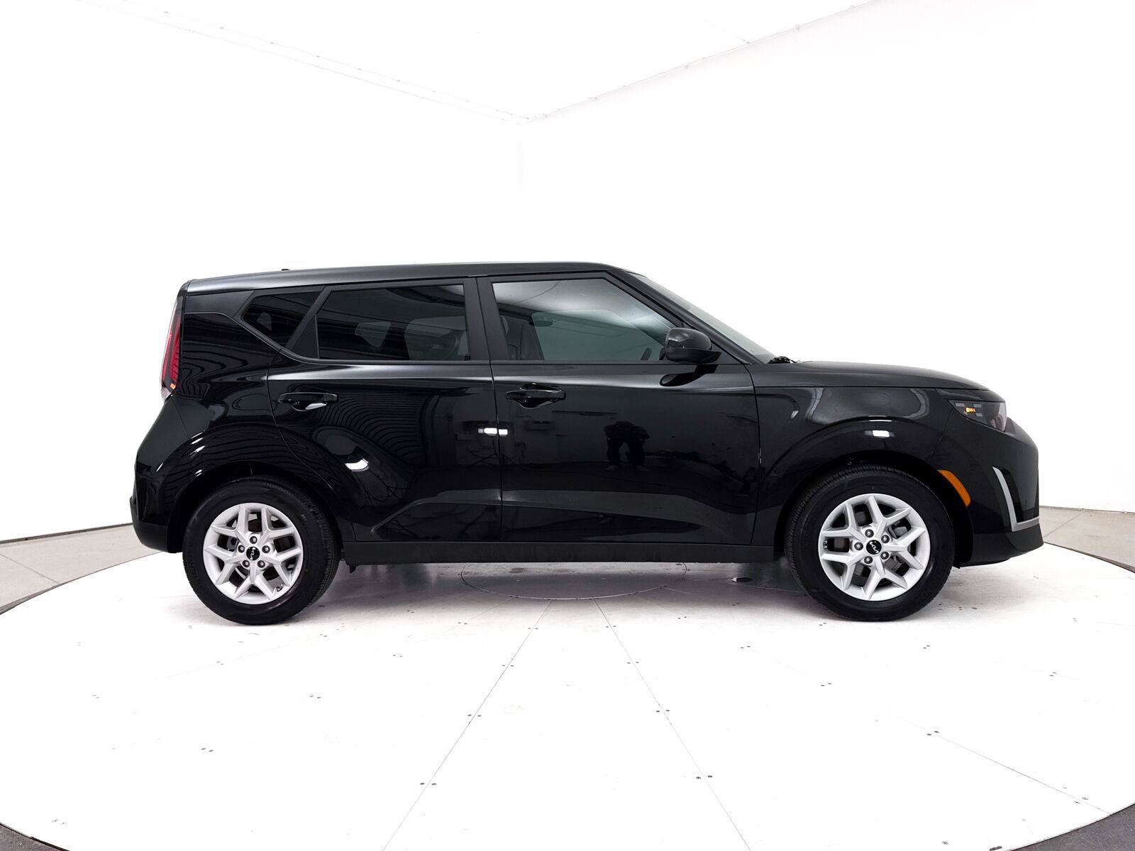 Used 2025 Kia Soul LX w/ LX Technology Package FWD image 38