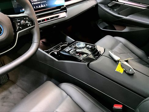 Used 2024 BMW i5 eDrive40i w/ Executive Package RWD image 19