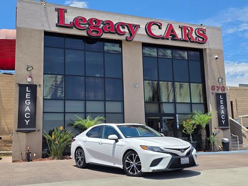 Used 2019 Toyota Camry SE w/ Carpet Mat Package FWD image 2