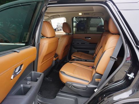 Used 2023 Nissan Pathfinder Platinum FWD image 14