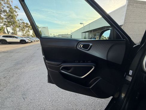 Used 2025 Kia Soul LX w/ LX Technology Package image 18