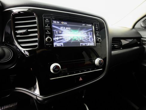 Used 2020 Mitsubishi Outlander ES image 25