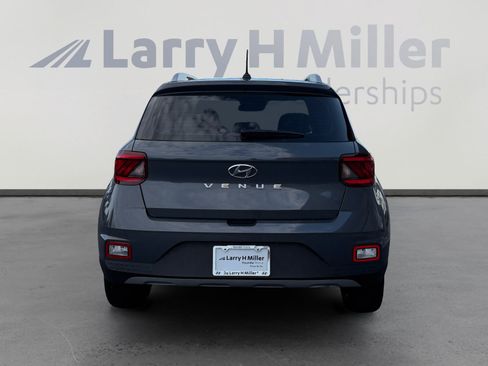Used 2024 Hyundai Venue SEL FWD image 4