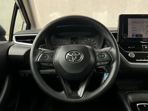 Used 2025 Toyota Corolla LE image 28