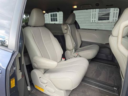 Used 2014 Toyota Sienna XLE FWD image 16