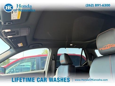 Used 2025 Honda Pilot TrailSport image 6