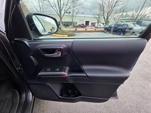 Used 2017 Toyota Tacoma TRD Off-Road w/ Premium & Technology Package image 46