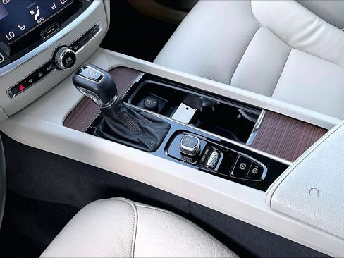 Used 2020 Volvo S60 T5 Momentum image 15