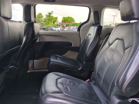 Used 2018 Chrysler Pacifica Touring-L FWD image 14