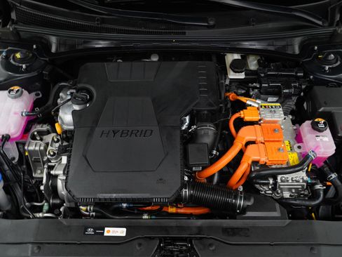 Certified 2025 Hyundai Elantra Limited FWD image 32