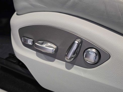 Used 2025 Porsche Macan AWD/4WD image 24