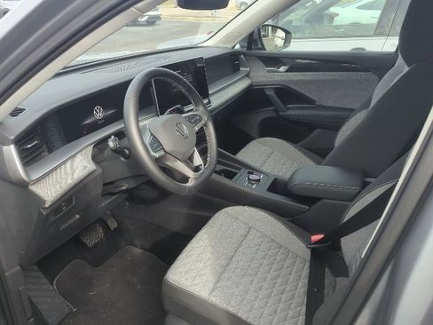 Used 2025 Volkswagen Tiguan S image 17