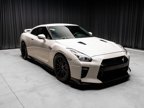 Used 2020 Nissan GT-R Premium image 15