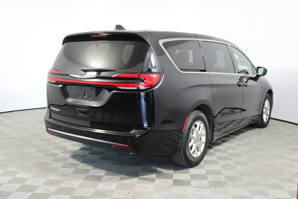 Used 2025 Chrysler Pacifica Select FWD image 36