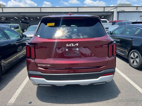 Used 2024 Kia Sorento LX FWD image 8