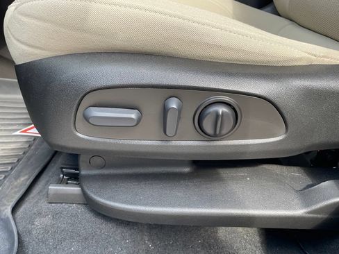 Used 2022 Chevrolet Traverse LT FWD image 14