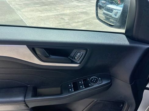 Used 2022 Ford Escape SE FWD image 12
