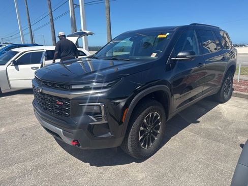 Used 2024 Chevrolet Traverse Z71 image 3