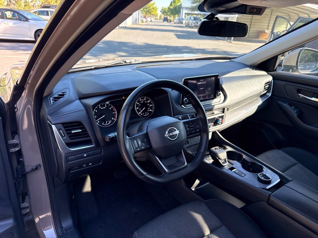 Used 2025 Nissan Rogue SV AWD/4WD image 16