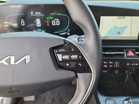 Used 2023 Kia Niro EX image 24