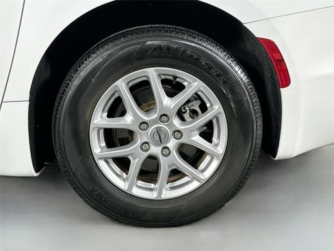 Used 2023 Chrysler Pacifica Touring-L FWD image 30