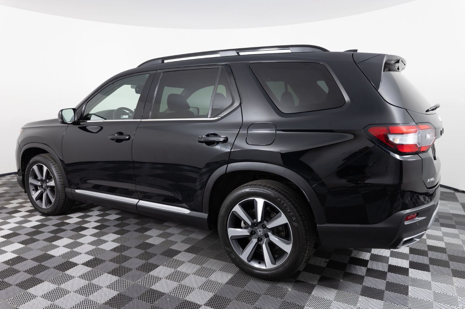 Used 2023 Honda Pilot Touring image 4