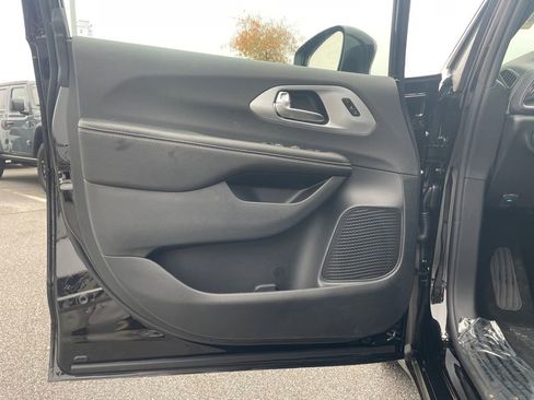 New 2026 Chrysler Pacifica Limited FWD image 10