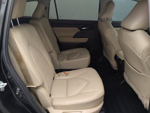 Used 2021 Toyota Highlander XLE FWD image 18