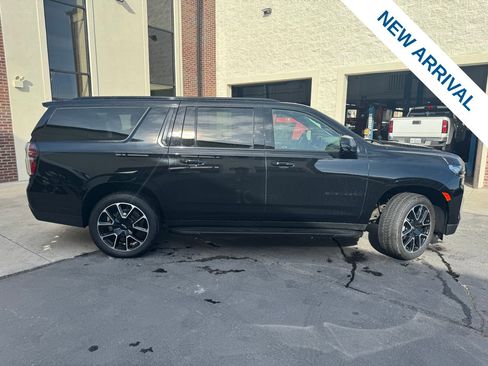 Used 2024 Chevrolet Suburban RST w/ Luxury Package image 8